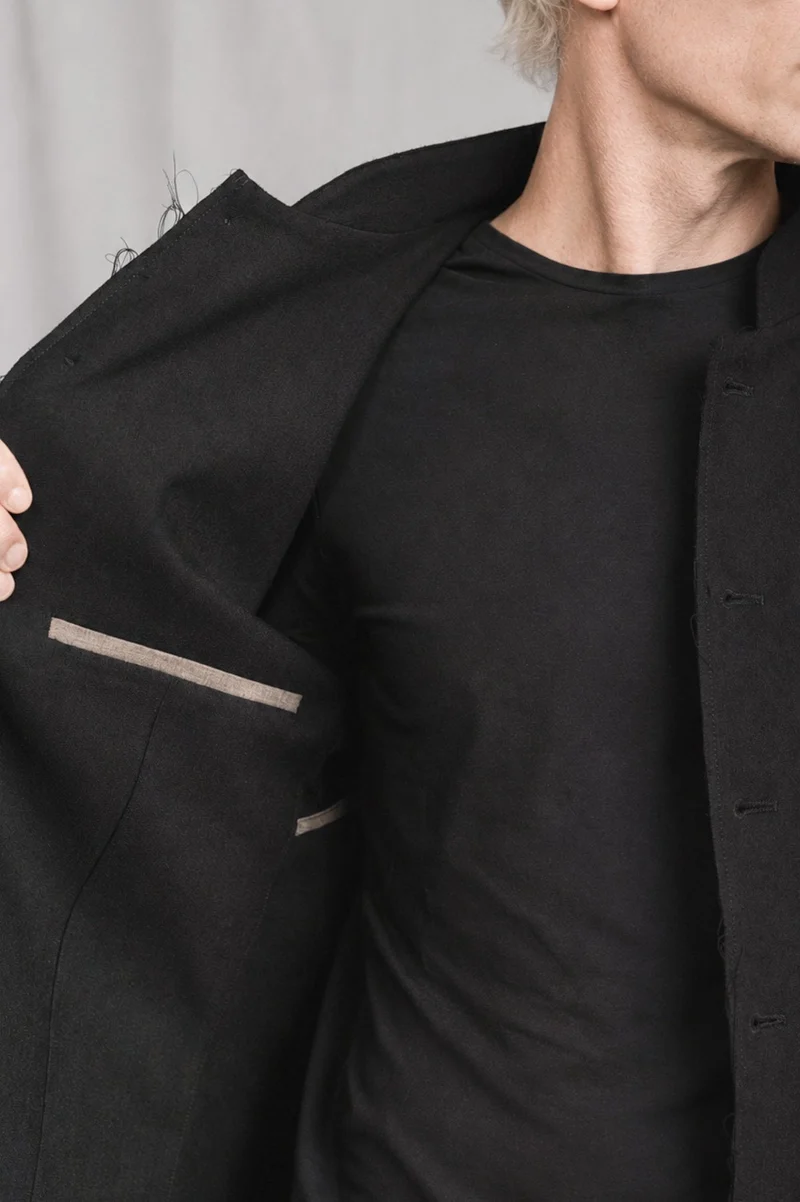 eigensinnig wien | Mises | Schwarzes Designer-Sakko für Herren mit Mao-Kragen aus italienischer Luxuswolle