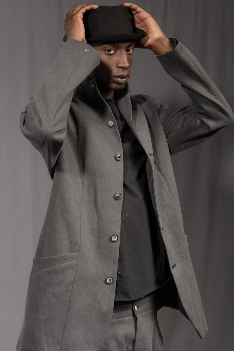 eigensinnig wien | WotWal | Skulpturaler Herrenanzug aus Cold Dye Rigid Denim in Moosgrau