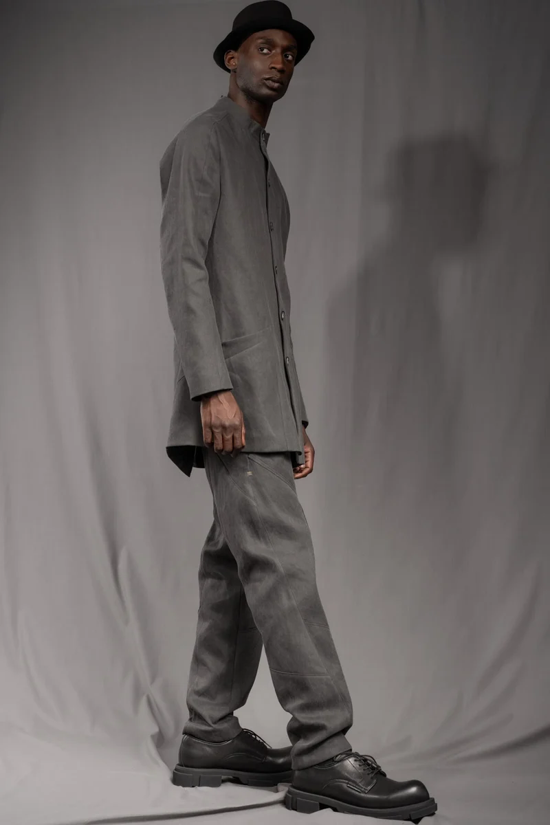 eigensinnig wien | WotWal | Skulpturaler Herrenanzug aus Cold Dye Rigid Denim in Moosgrau