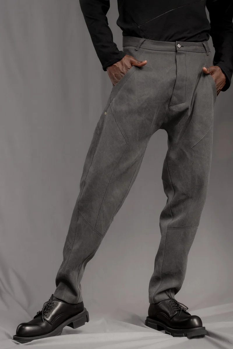 eigensinnig wien | WotWal | Skulpturaler Herrenanzug aus Cold Dye Rigid Denim in Moosgrau