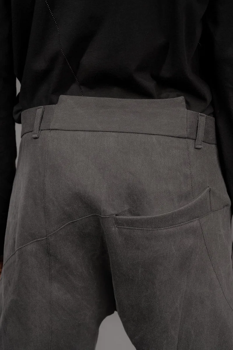 eigensinnig wien | WotWal | Skulpturaler Herrenanzug aus Cold Dye Rigid Denim in Moosgrau