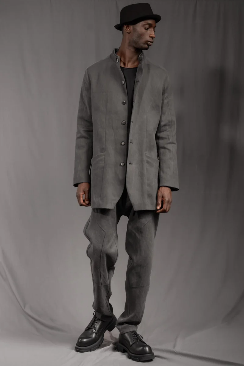eigensinnig wien | WotWal | Skulpturaler Herrenanzug aus Cold Dye Rigid Denim in Moosgrau