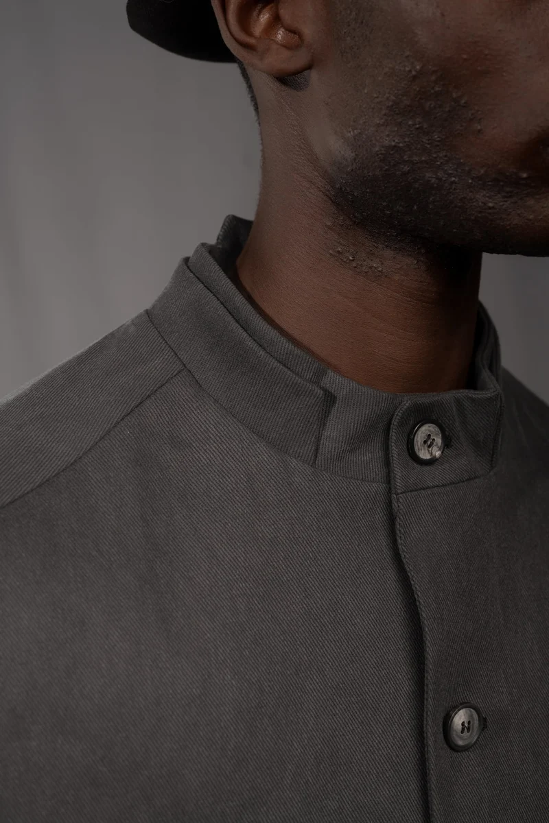 eigensinnig wien | WotWal | Skulpturaler Herrenanzug aus Cold Dye Rigid Denim in Moosgrau