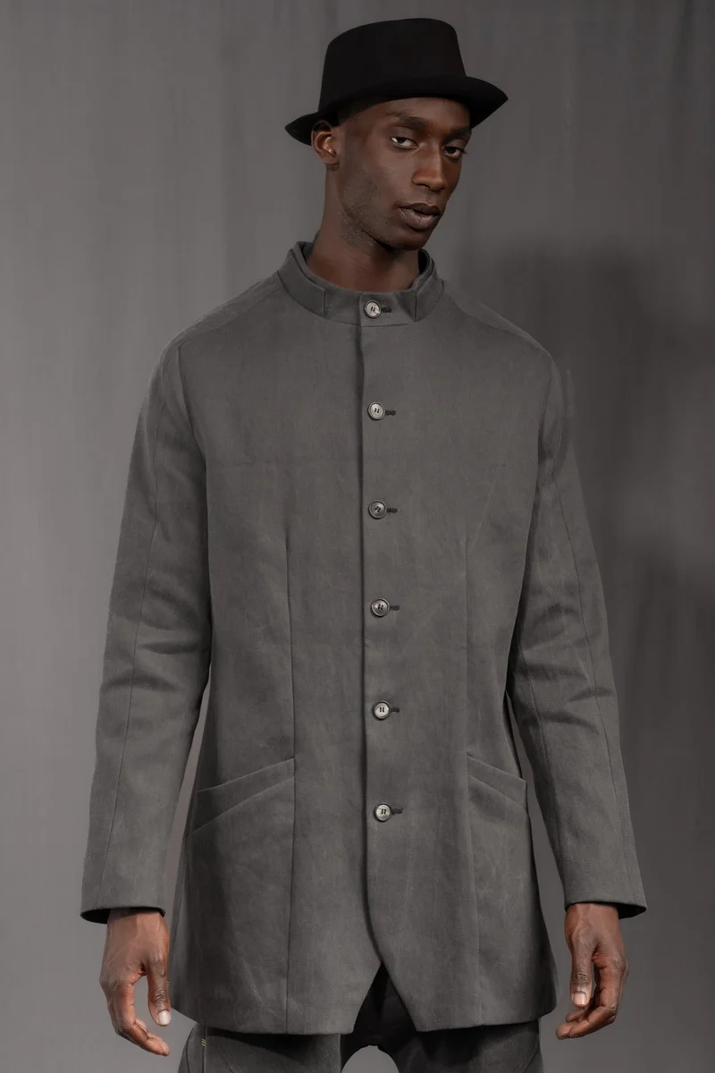 eigensinnig wien | Wotruba | Skulpturaler Herren Cold Dye Rigid Denim Kurzmantel in Moosgrau