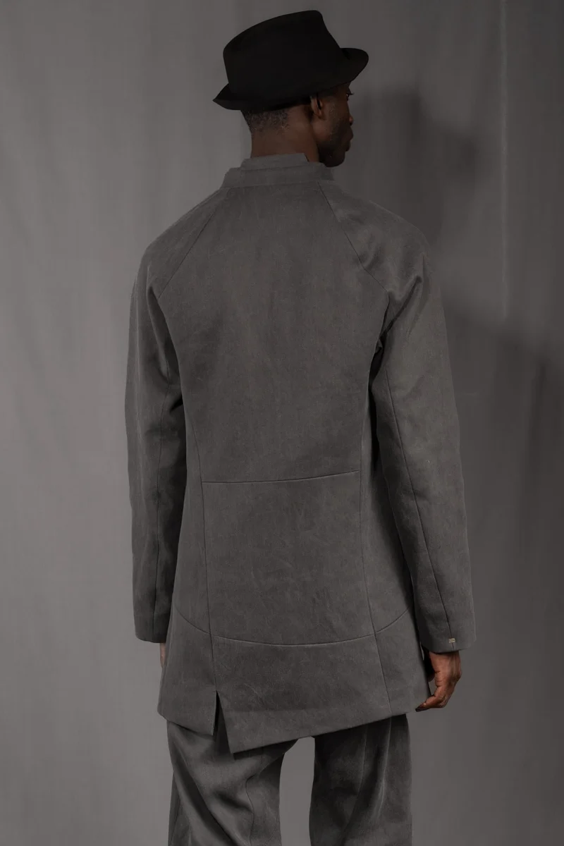 eigensinnig wien | Wotruba | Skulpturaler Herren Cold Dye Rigid Denim Kurzmantel in Moosgrau