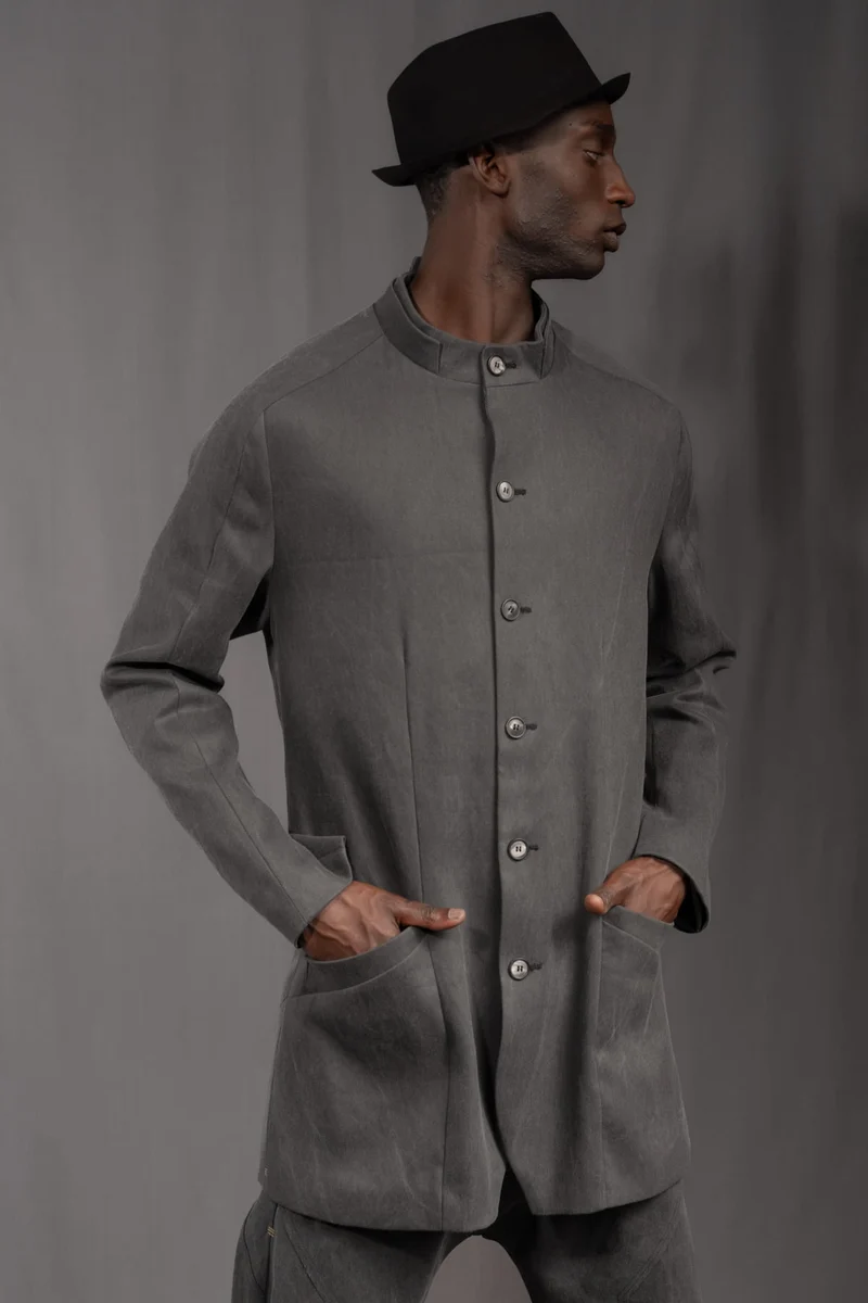 eigensinnig wien | Wotruba | Skulpturaler Herren Cold Dye Rigid Denim Kurzmantel in Moosgrau