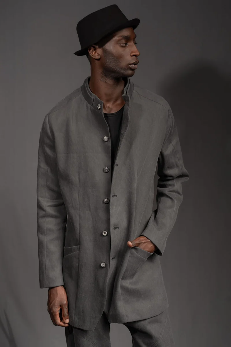 eigensinnig wien | Wotruba | Skulpturaler Herren Cold Dye Rigid Denim Kurzmantel in Moosgrau