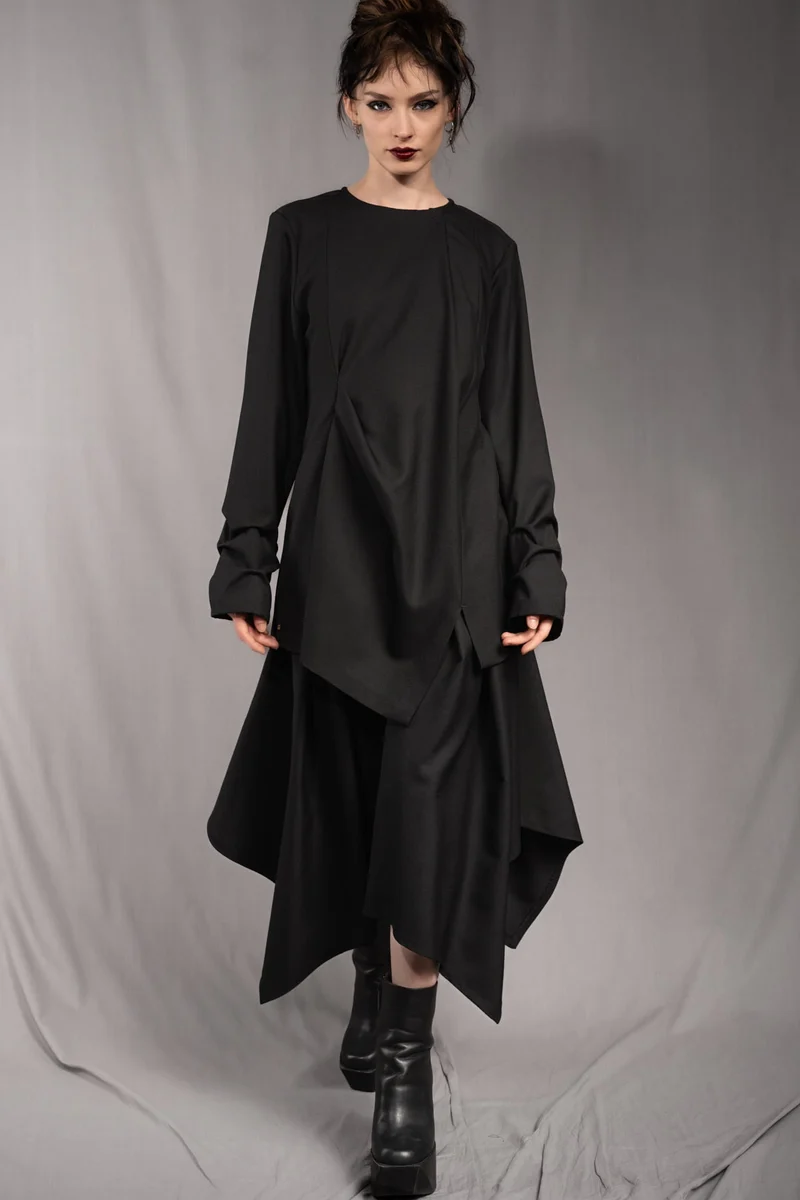 eigensinnig wien | SamBac | Schwarzes Dark-Elegance-Outfit aus Langarmtop und Midirock in Twill-Wolle