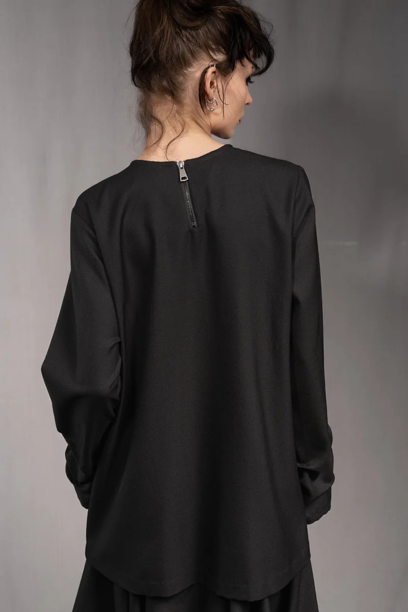 eigensinnig wien | SamBac | Schwarzes Dark-Elegance-Outfit aus Langarmtop und Midirock in Twill-Wolle