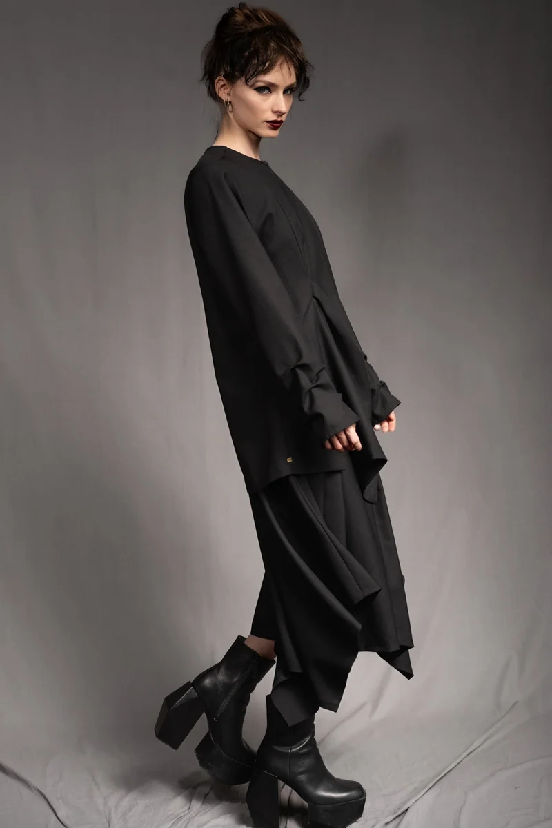 eigensinnig wien | SamBac | Schwarzes Dark-Elegance-Outfit aus Langarmtop und Midirock in Twill-Wolle