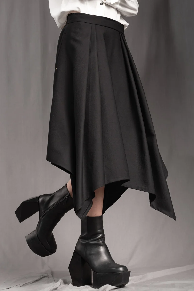 eigensinnig wien | SamBac | Schwarzes Dark-Elegance-Outfit aus Langarmtop und Midirock in Twill-Wolle