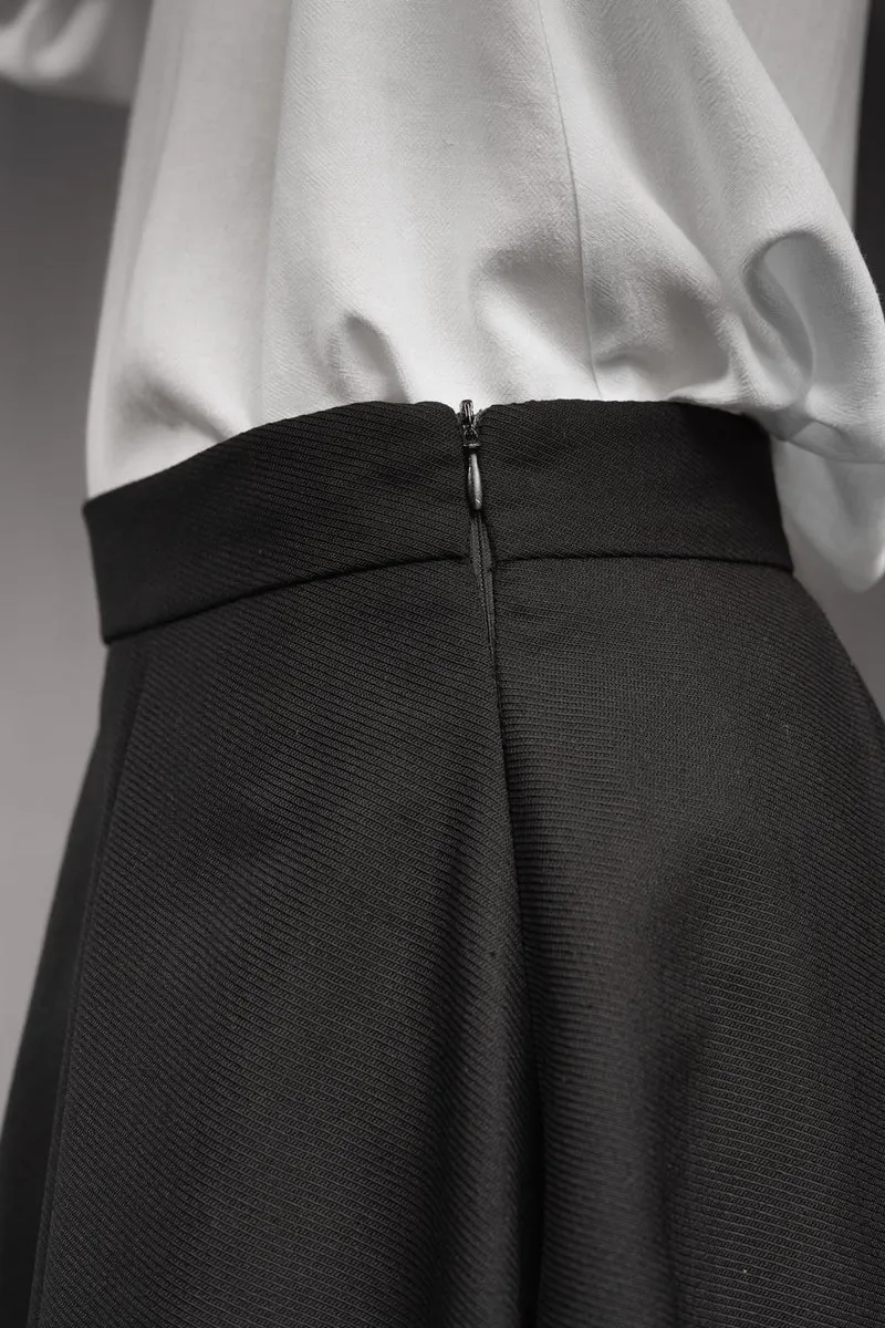 eigensinnig wien | SamBac | Schwarzes Dark-Elegance-Outfit aus Langarmtop und Midirock in Twill-Wolle