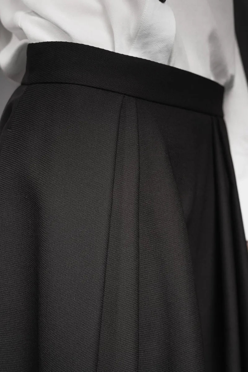 eigensinnig wien | SamBac | Schwarzes Dark-Elegance-Outfit aus Langarmtop und Midirock in Twill-Wolle