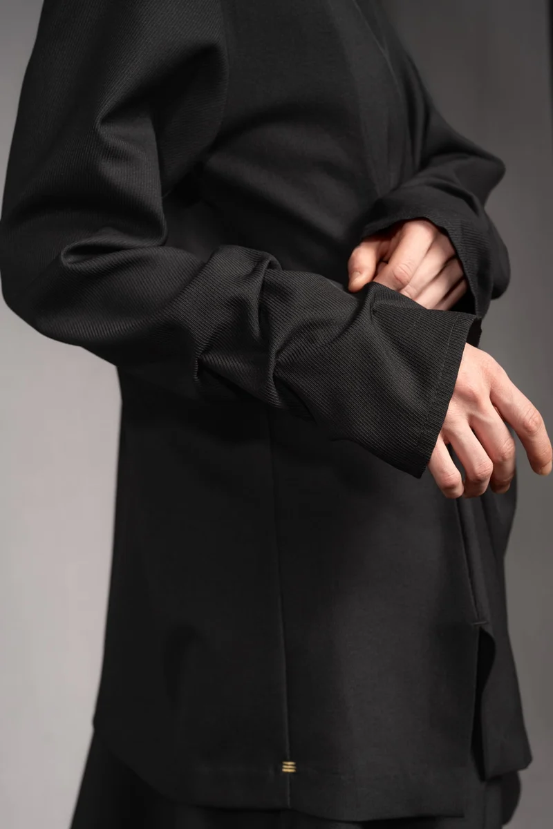 eigensinnig wien | Samain | Asymmetrisches Draped Layered Damen Langarmtop aus exklusiver Twill-Wolle in Schwarz