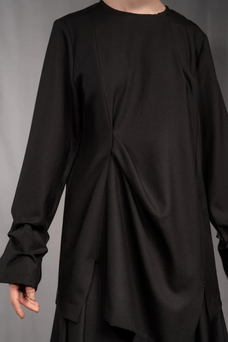 eigensinnig wien | Samain | Asymmetrisches Draped Layered Damen Langarmtop aus exklusiver Twill-Wolle in Schwarz