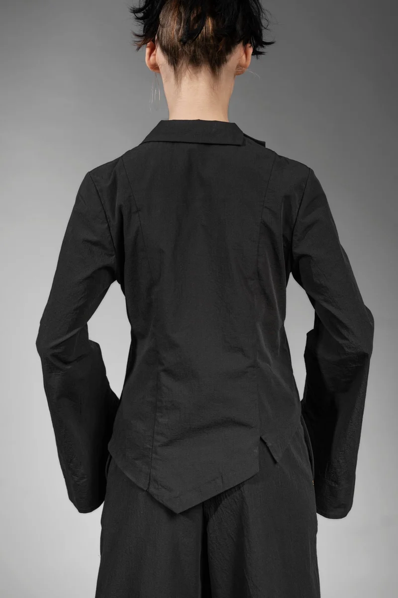 eigensinnig wien | Cailb | Schwarzer, asymmetrischer Designerblazer für Damen aus japanischer Baumwolle