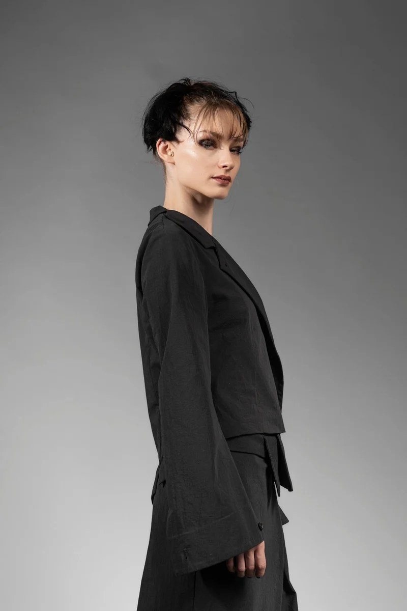 eigensinnig wien | Cailb | Schwarzer, asymmetrischer Designerblazer für Damen aus japanischer Baumwolle