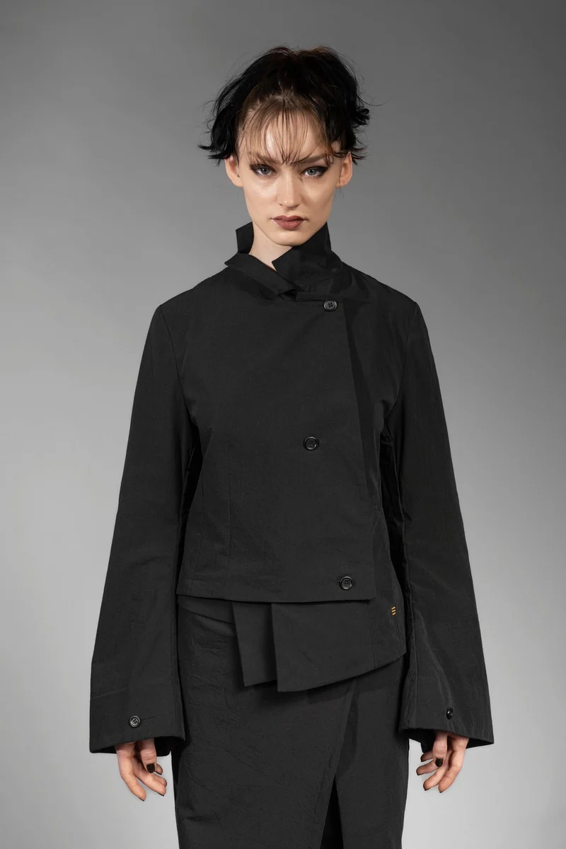 eigensinnig wien | Cailb | Schwarzer, asymmetrischer Designerblazer für Damen aus japanischer Baumwolle