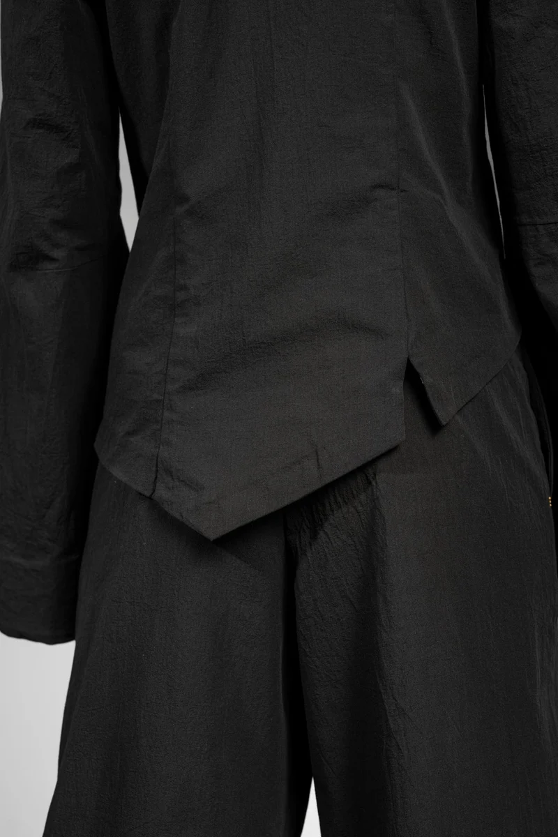 eigensinnig wien | Cailb | Schwarzer, asymmetrischer Designerblazer für Damen aus japanischer Baumwolle