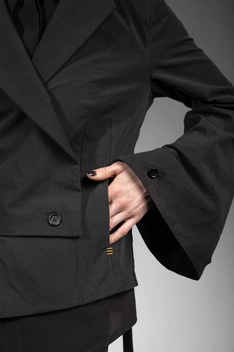 eigensinnig wien | Cailb | Schwarzer, asymmetrischer Designerblazer für Damen aus japanischer Baumwolle
