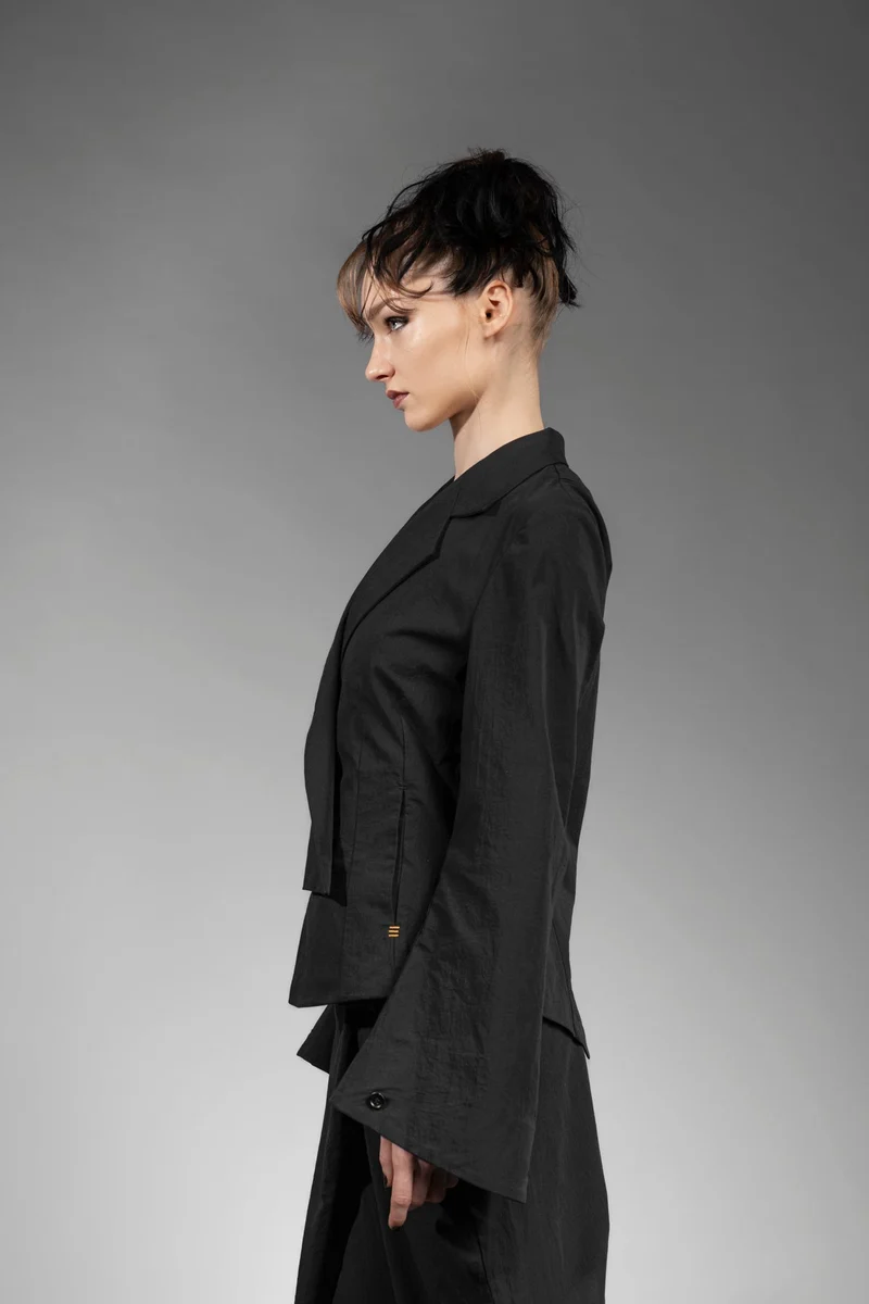 eigensinnig wien | Cailb | Schwarzer, asymmetrischer Designerblazer für Damen aus japanischer Baumwolle
