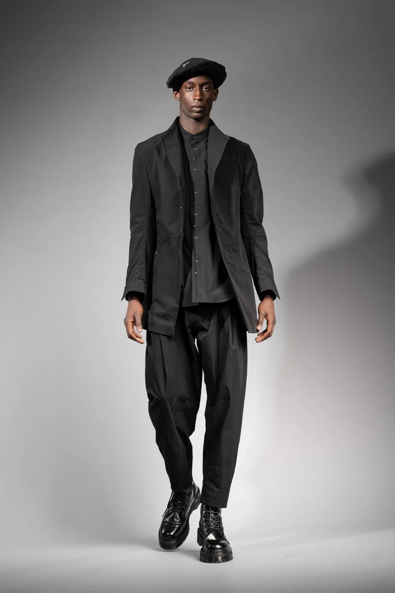 eigensinnig wien | BarChi | Schwarzer Designer Herrenanzug mit Drop Crotch Pants und Kurzmantel