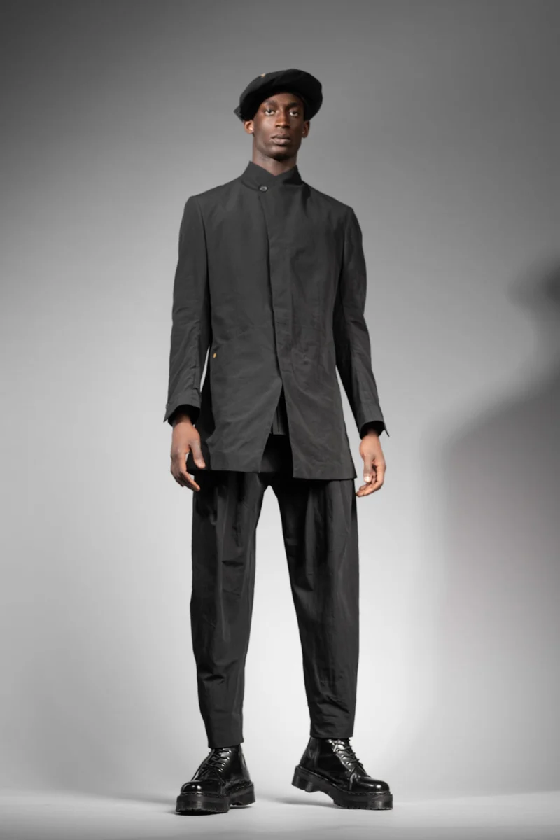eigensinnig wien | BarChi | Schwarzer Designer Herrenanzug mit Drop Crotch Pants und Kurzmantel