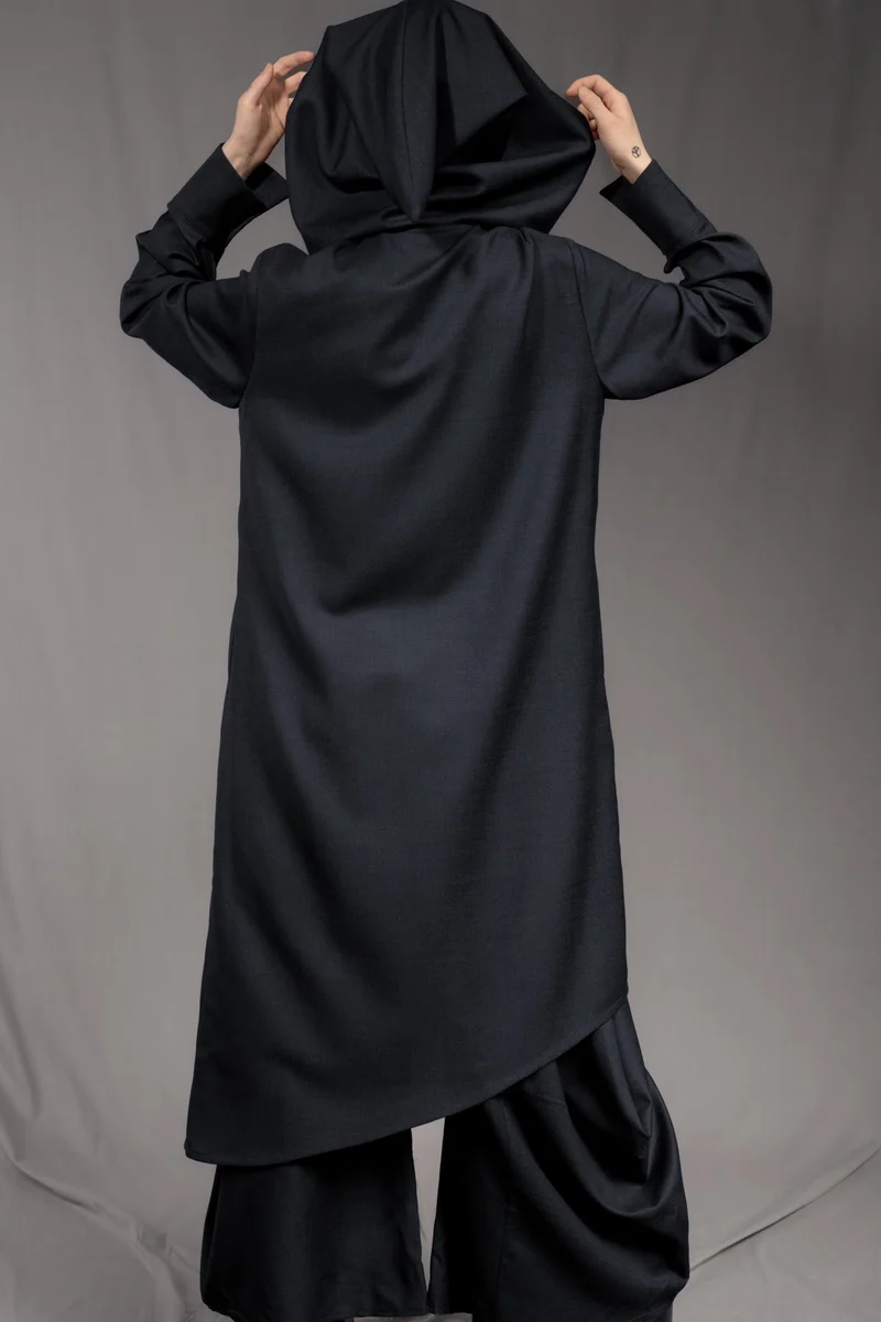 eigensinnig wien | AveRüb | Nachtblauer Designer-Zweiteiler mit Hooded Gown aus Seide/Wolle