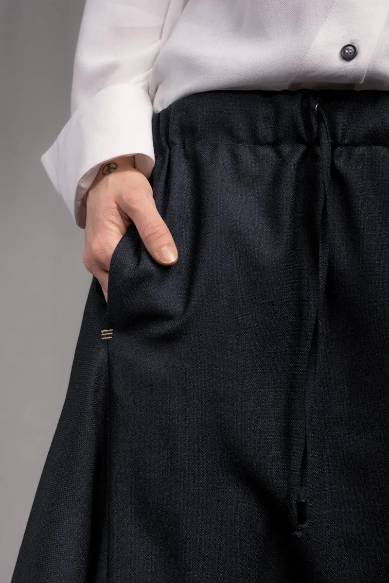 eigensinnig wien | AveRüb | Nachtblauer Designer-Zweiteiler mit Hooded Gown aus Seide/Wolle