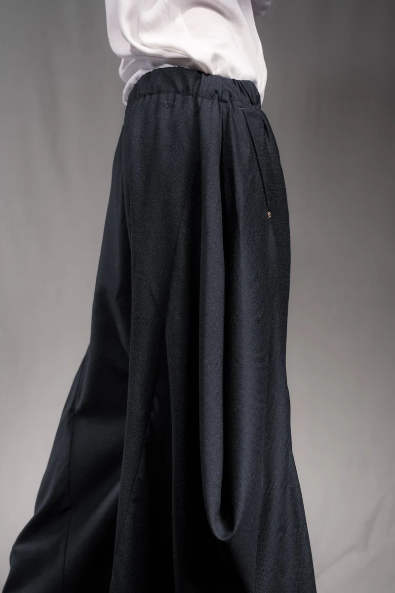 eigensinnig wien | AveRüb | Nachtblauer Designer-Zweiteiler mit Hooded Gown aus Seide/Wolle