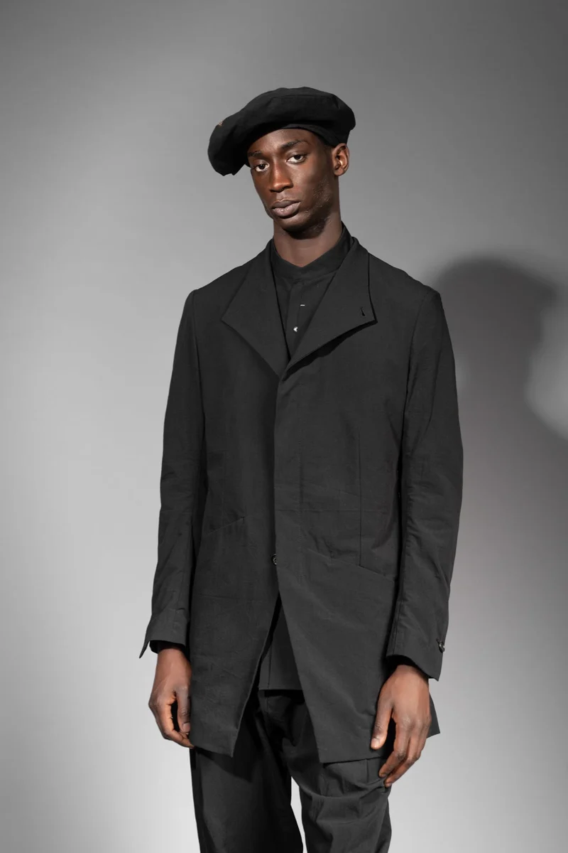 eigensinnig wien | Barnabas | Schwarzer Designer-Kurzmantel mit Stehkragen aus japanischer Baumwolle