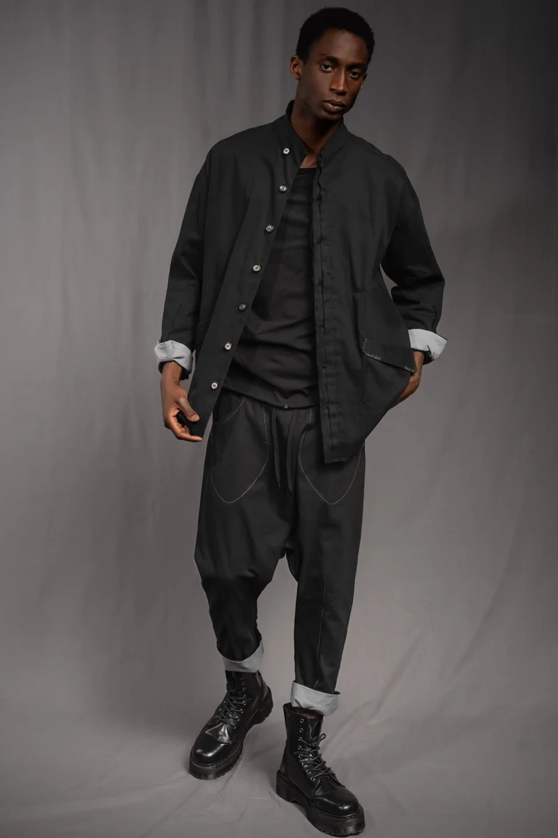 eigensinnig wien | KolKru | Schwarzes Unisex Avantgarde-Ensemble aus Hemdjacke und Drop-Crotch-Hose