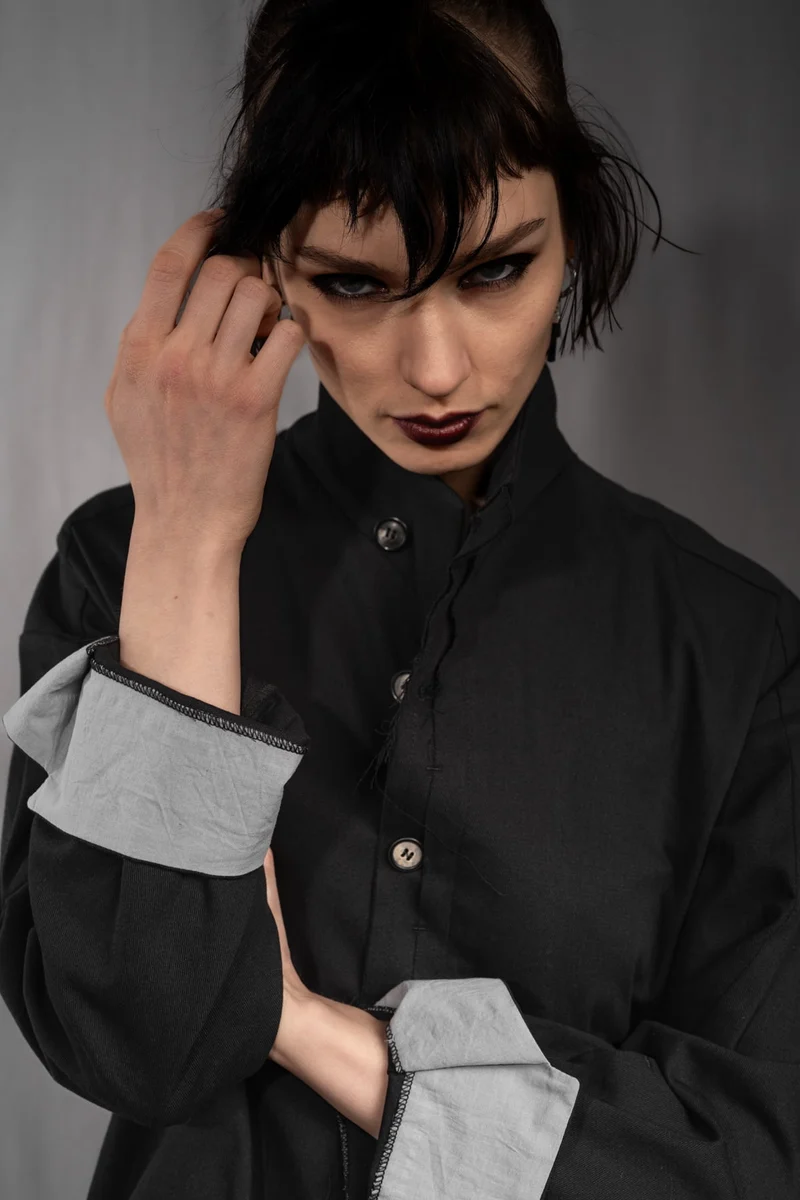 eigensinnig wien | KolKru | Schwarzes Unisex Avantgarde-Ensemble aus Hemdjacke und Drop-Crotch-Hose