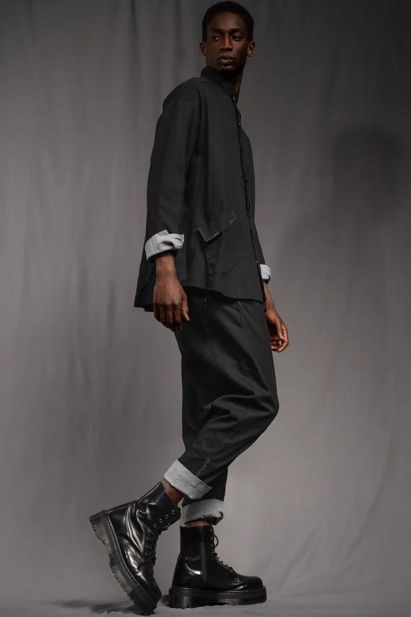 eigensinnig wien | KolKru | Schwarzes Unisex Avantgarde-Ensemble aus Hemdjacke und Drop-Crotch-Hose