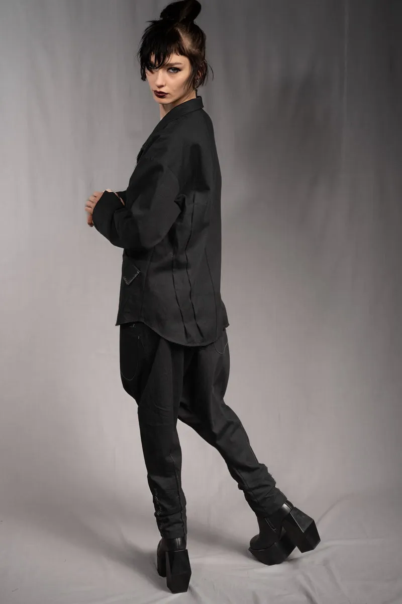 eigensinnig wien | KolKru | Schwarzes Unisex Avantgarde-Ensemble aus Hemdjacke und Drop-Crotch-Hose