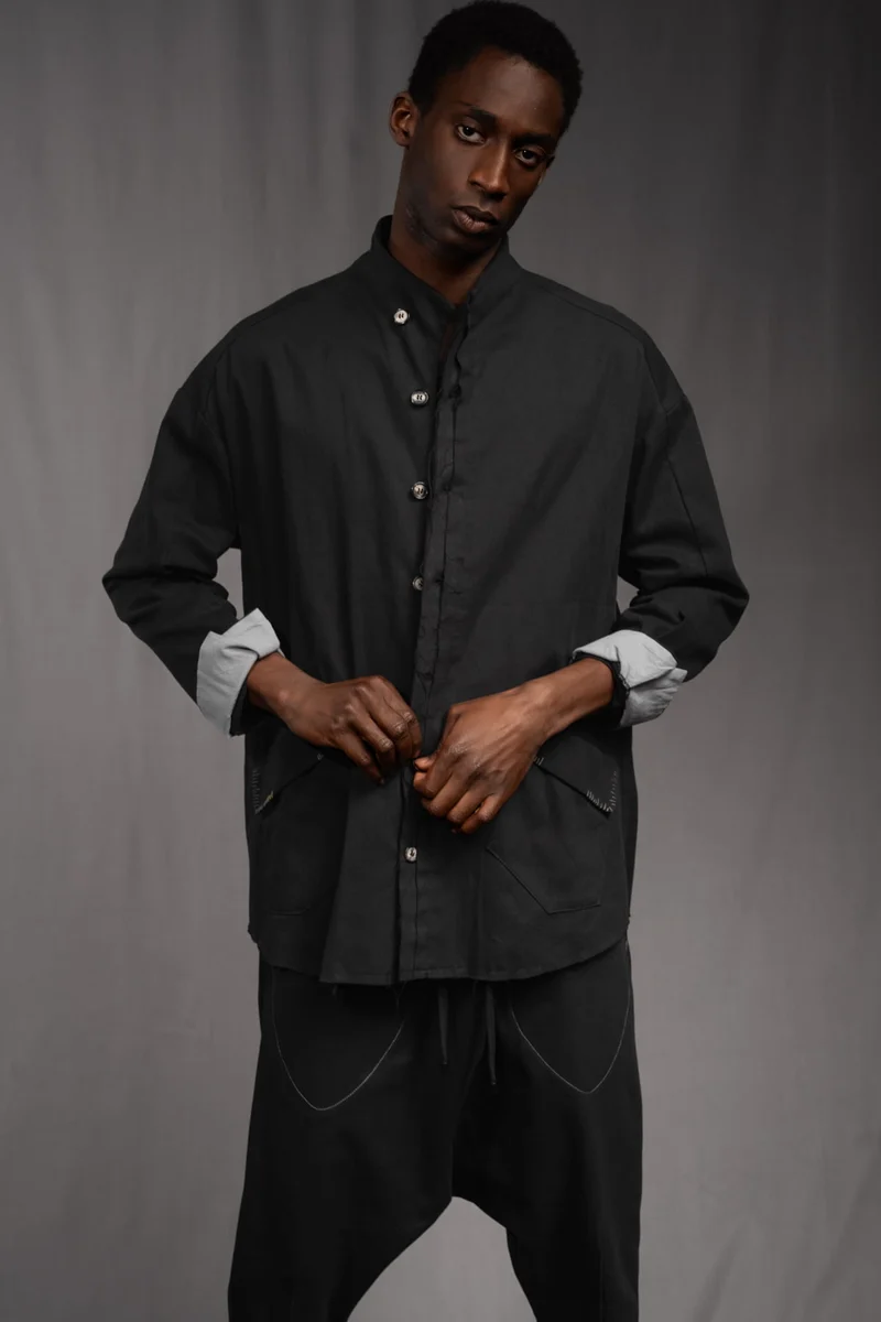 eigensinnig wien | KolKru | Schwarzes Unisex Avantgarde-Ensemble aus Hemdjacke und Drop-Crotch-Hose