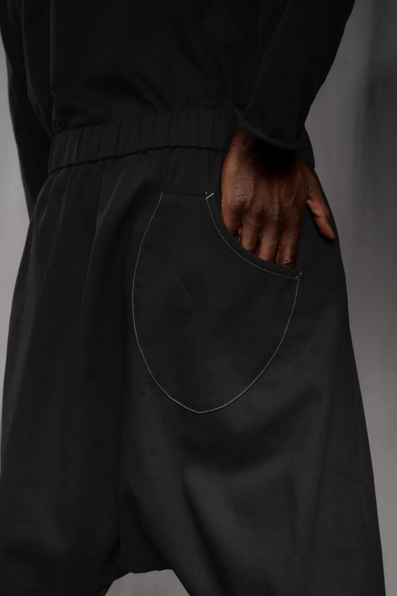 eigensinnig wien | KolKru | Schwarzes Unisex Avantgarde-Ensemble aus Hemdjacke und Drop-Crotch-Hose