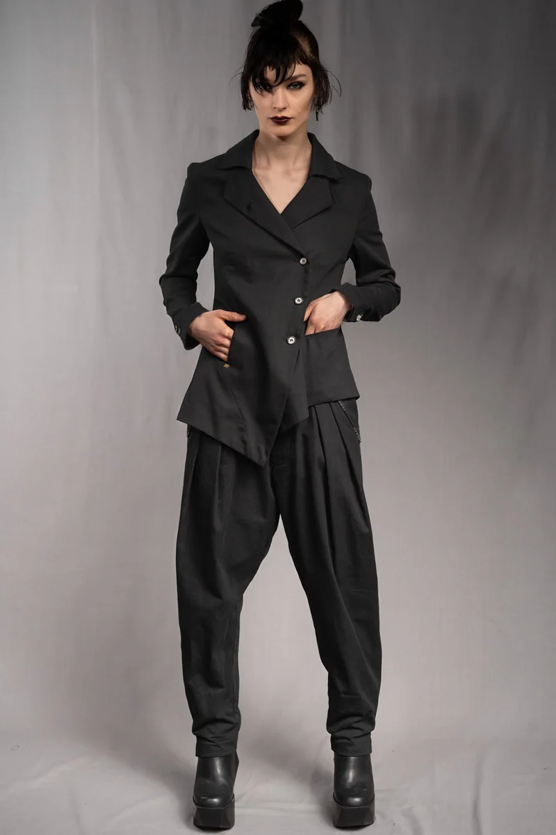 eigensinnig wien | SteEgo | Avantgarde Hosenanzug mit asymmetrischem Blazer und weiter Bundfaltenhose