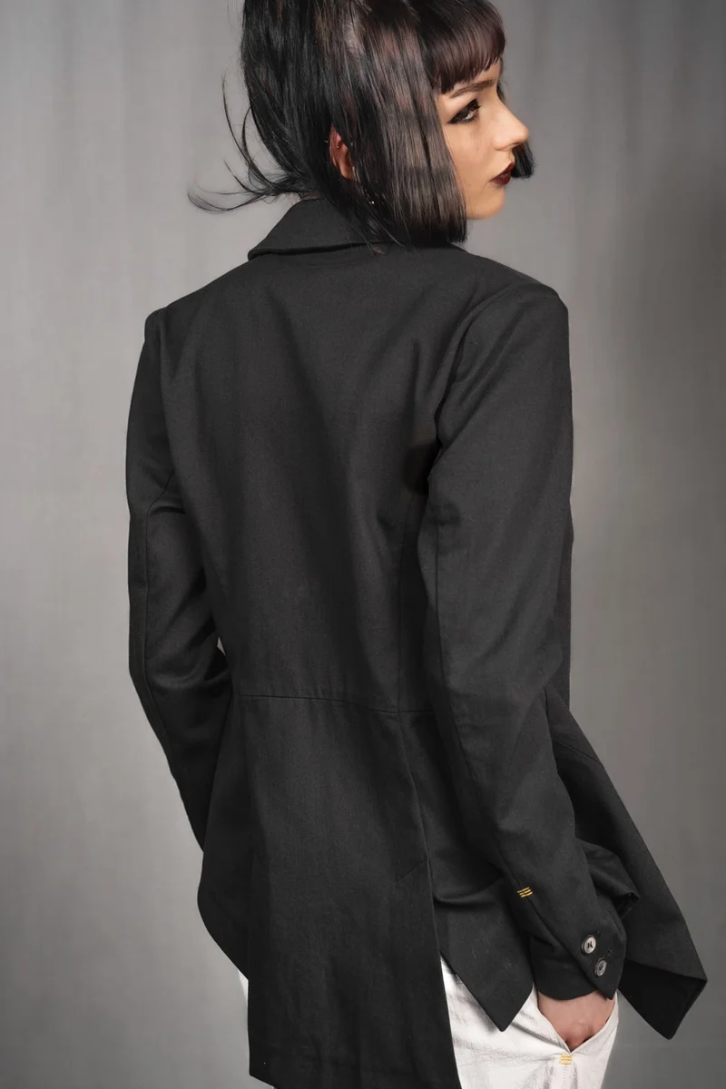 eigensinnig wien | SteEgo | Avantgarde Hosenanzug mit asymmetrischem Blazer und weiter Bundfaltenhose