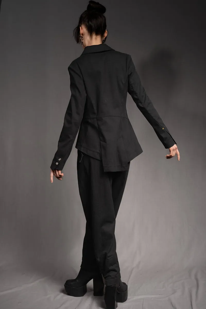 eigensinnig wien | SteEgo | Avantgarde Hosenanzug mit asymmetrischem Blazer und weiter Bundfaltenhose