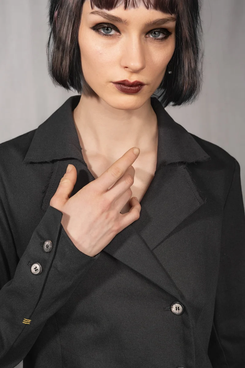 eigensinnig wien | SteEgo | Avantgarde Hosenanzug mit asymmetrischem Blazer und weiter Bundfaltenhose