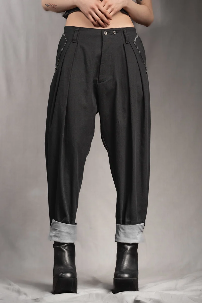eigensinnig wien | SteEgo | Avantgarde Hosenanzug mit asymmetrischem Blazer und weiter Bundfaltenhose