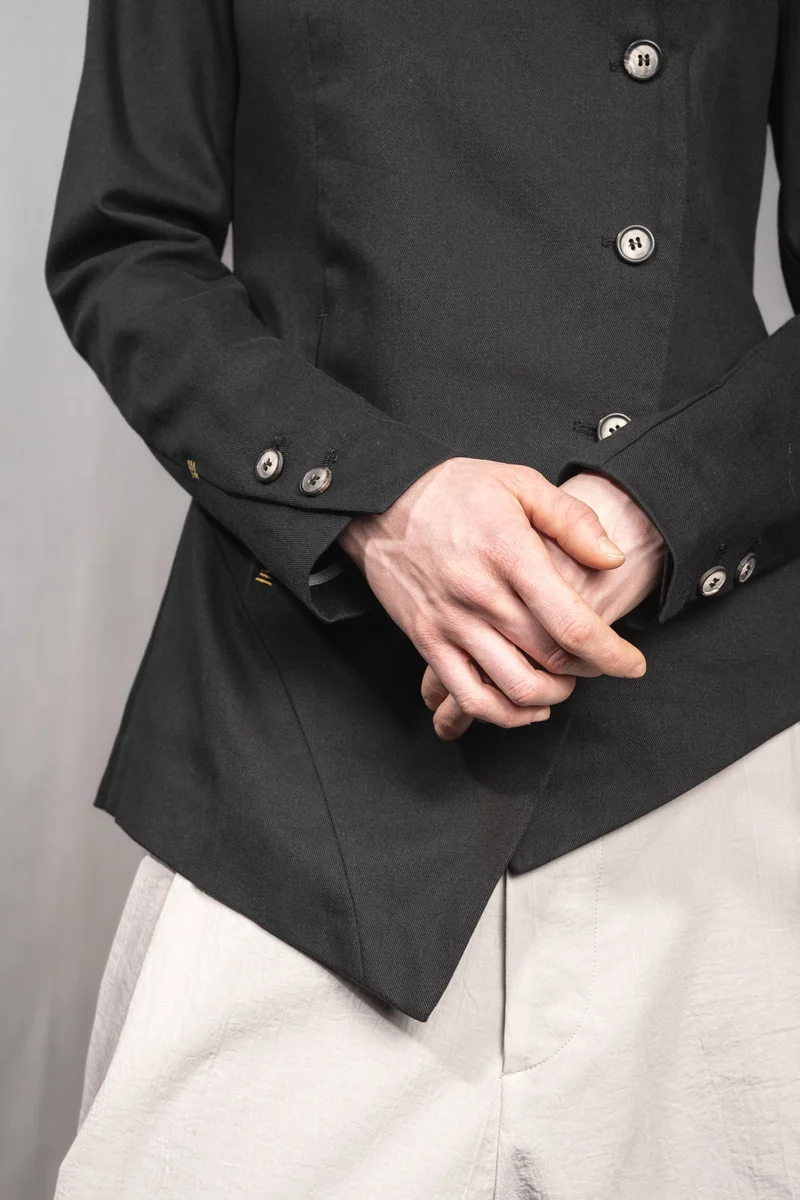 eigensinnig wien | SteEgo | Avantgarde Hosenanzug mit asymmetrischem Blazer und weiter Bundfaltenhose