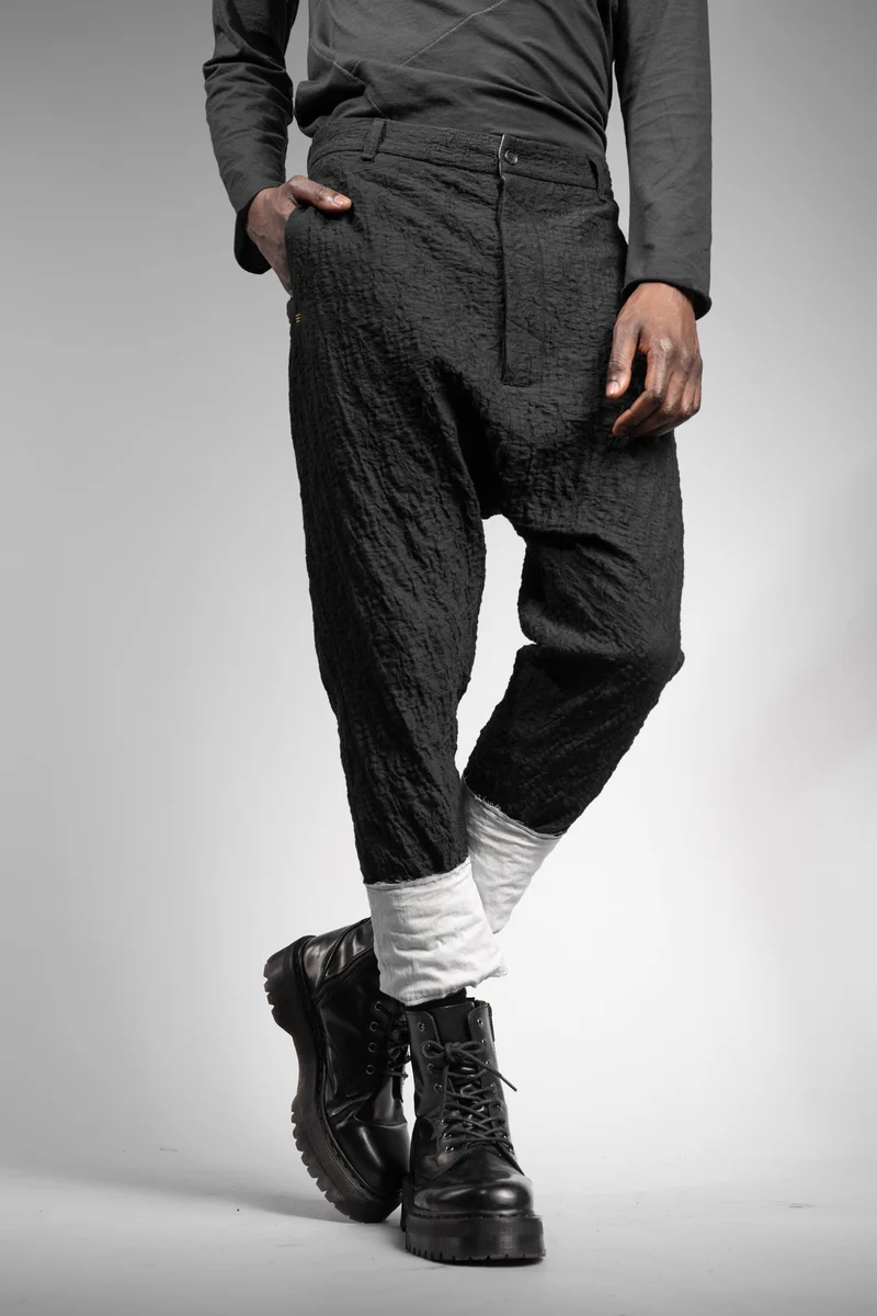 eigensinnig wien | MonRoq | Extravaganter, schwarzer Herren Designer Anzug mit Drop Crotch Pants aus japanischer Baumwolle