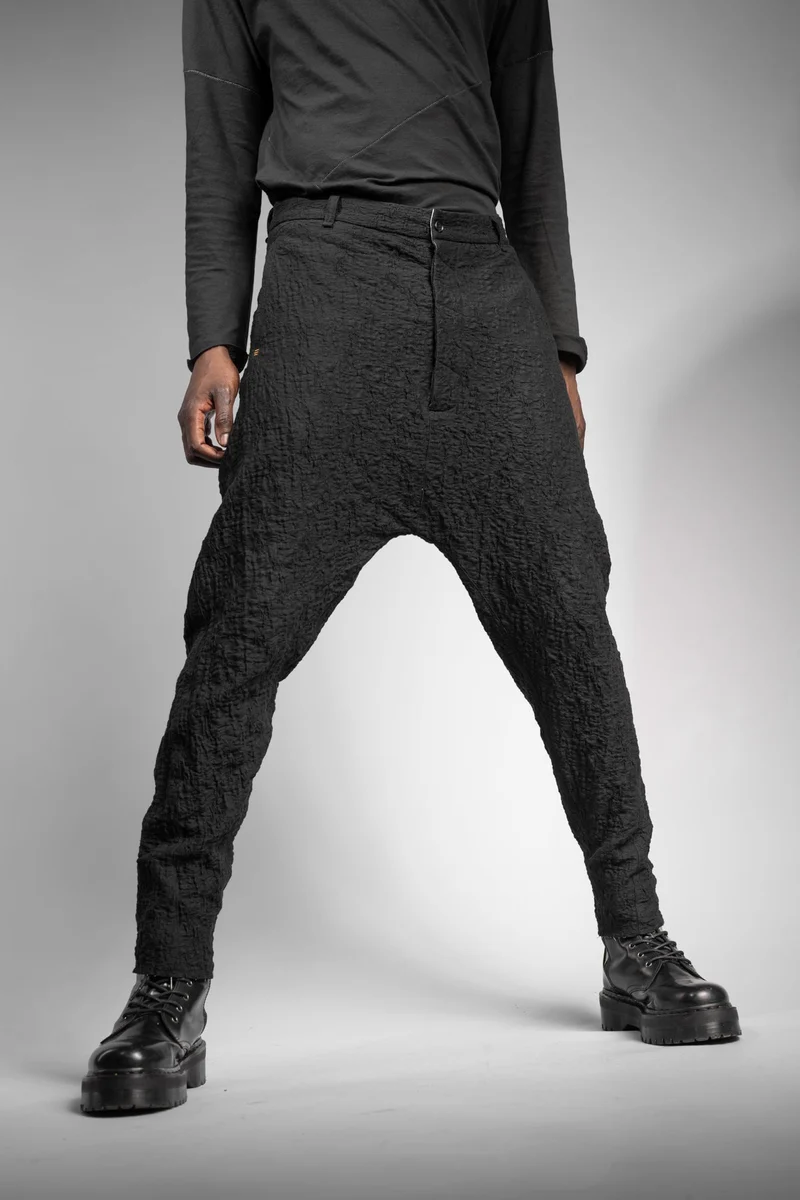 eigensinnig wien | MonRoq | Extravaganter, schwarzer Herren Designer Anzug mit Drop Crotch Pants aus japanischer Baumwolle
