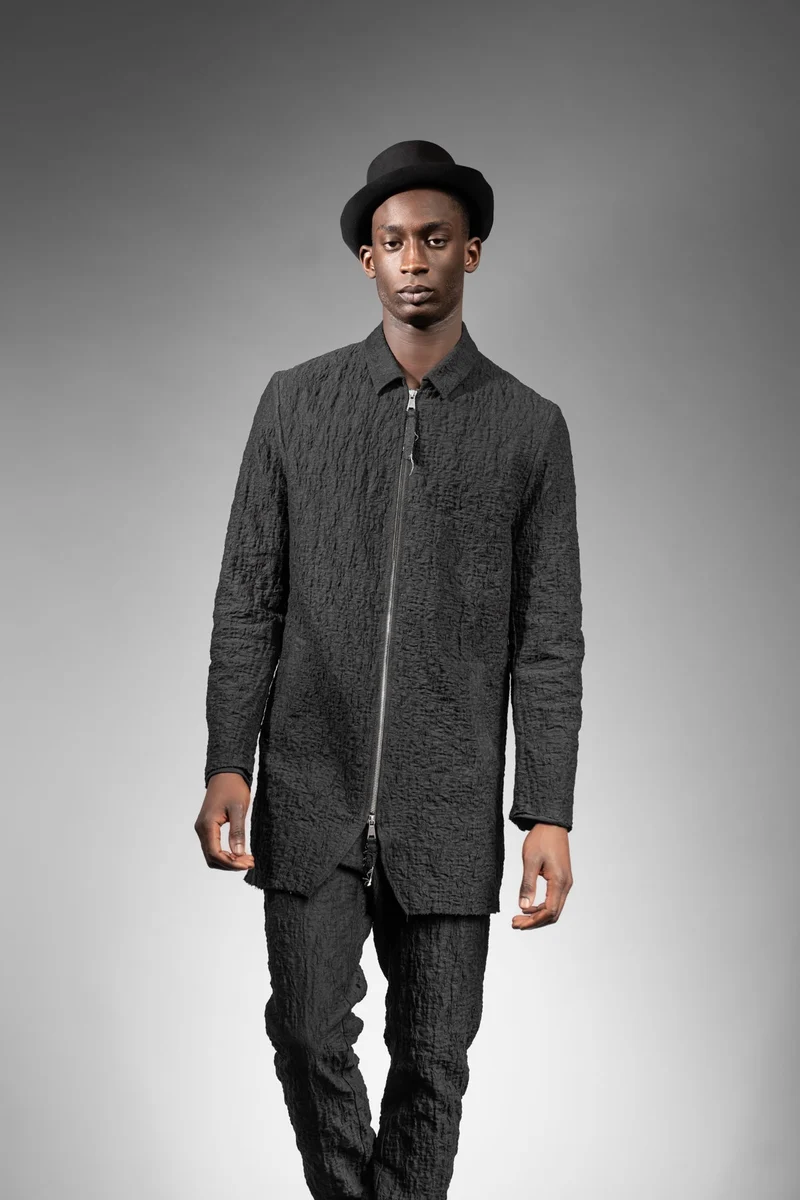eigensinnig wien | Roquentin | Extravagante, schwarze Designer Herren-Langjacke aus japanischer Baumwolle