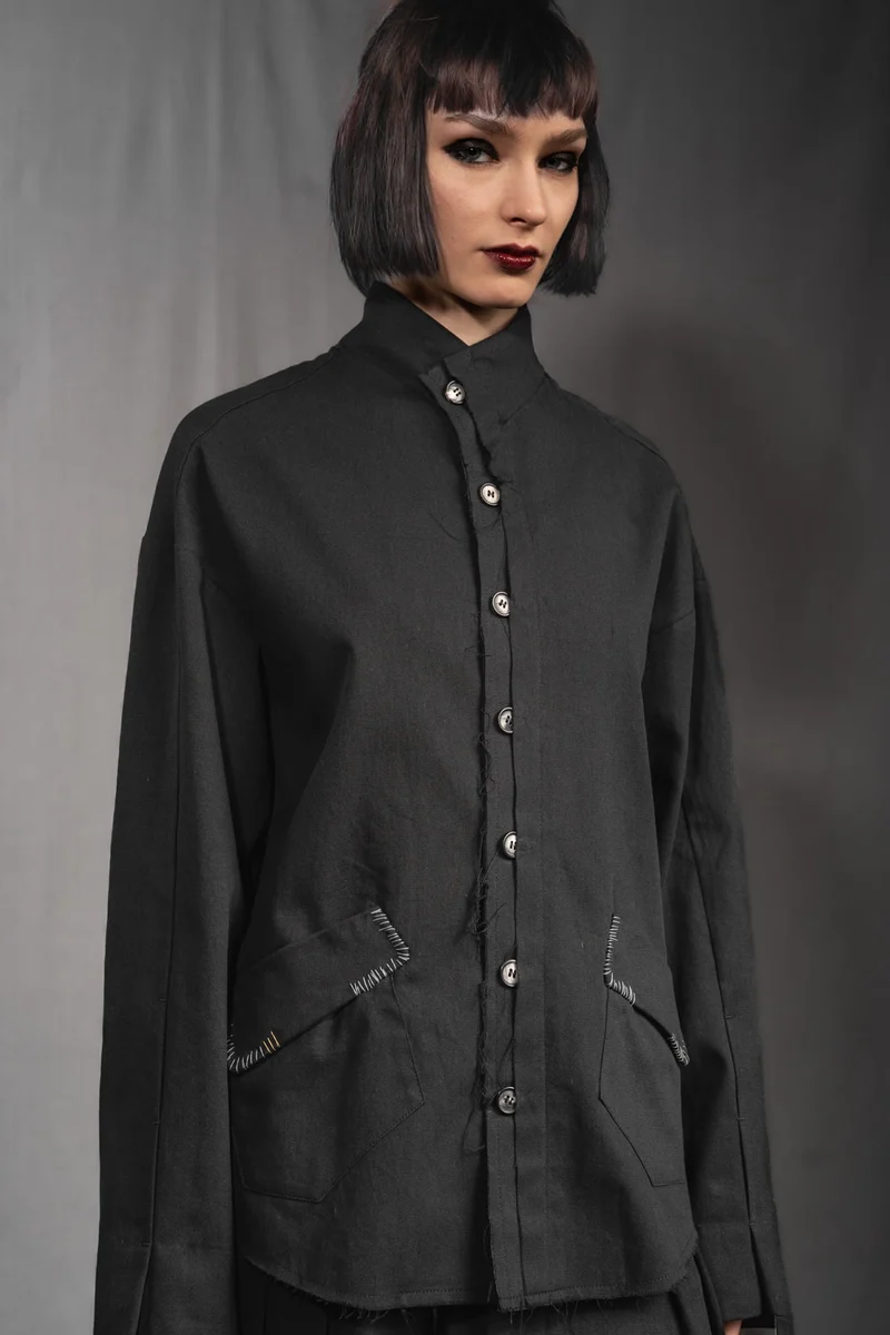 eigensinnig wien | KolTua | Oversize Designeranzug aus leichter Baumwolle in Schwarz