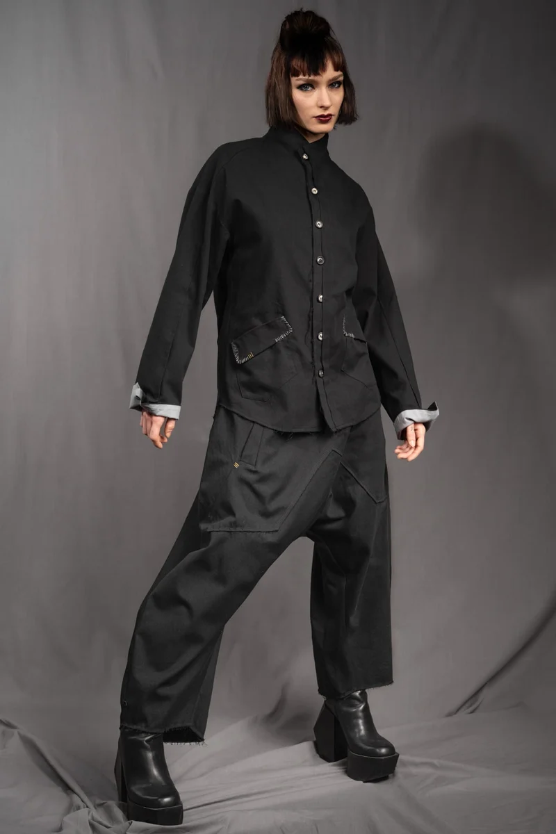 eigensinnig wien | KolTua | Oversize Designeranzug aus leichter Baumwolle in Schwarz