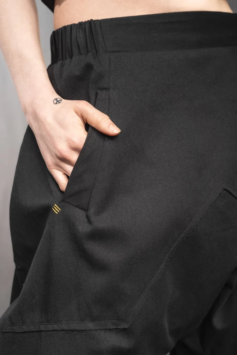 eigensinnig wien | KolTua | Oversize Designeranzug aus leichter Baumwolle in Schwarz