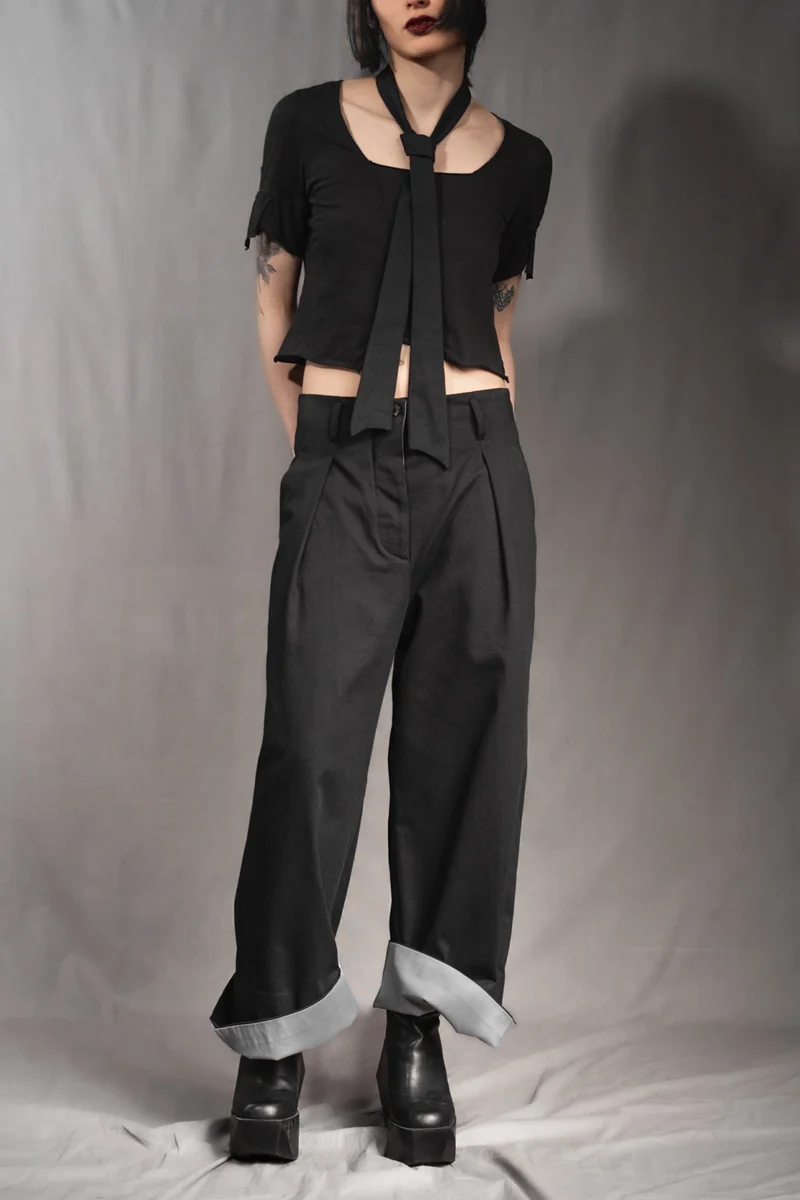 eigensinnig wien | YlaStr | Schwarzer Avantgarde Designeranzug für Damen mit weiter Bundfaltenhose aus Baumwolle